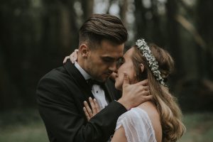naturalna-sesja-slubna-boho-las-wianek-deszcz-swietliste-fotografia-slubna-bydgoszcz-zdjecia-slubne-torun-11