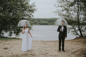 naturalna-sesja-slubna-boho-las-wianek-deszcz-swietliste-fotografia-slubna-bydgoszcz-zdjecia-slubne-torun-24