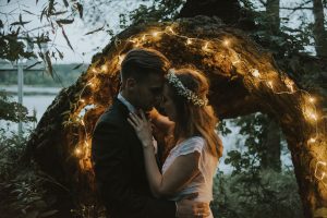 naturalna-sesja-slubna-boho-las-wianek-deszcz-swietliste-fotografia-slubna-bydgoszcz-zdjecia-slubne-torun-33