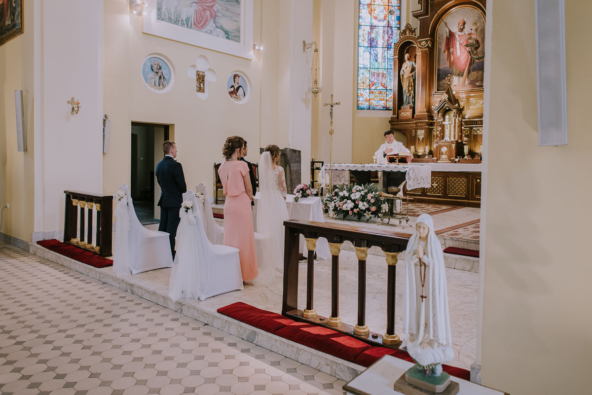 Pastelowy ślub w stylu glamour, buty od Badgley Mischka, wesele w zachwycającym elegancją hotelu Przystań w Lubinie w miejscowości Kikół, świetliste.pl